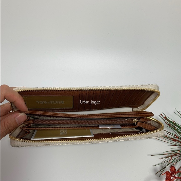 Michael Kors Jet Set Travel Large Zip Wallet - Picture 7 of 9